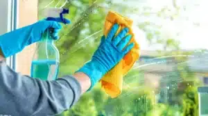 شخص ينظف النوافذ
