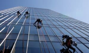 men facade cleaning a building