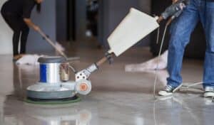 رجل يقوم بتلميع الرخام على سطح الأرضية