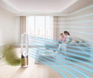 عائلة تجلس مع جهاز تنقية الهواء