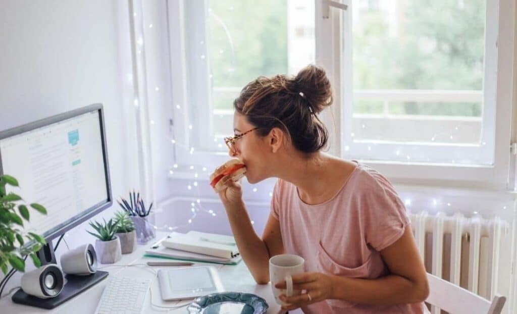 امرأة تعمل عن بعد