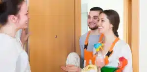 عمال النظافة يتفاعلون مع العميلة